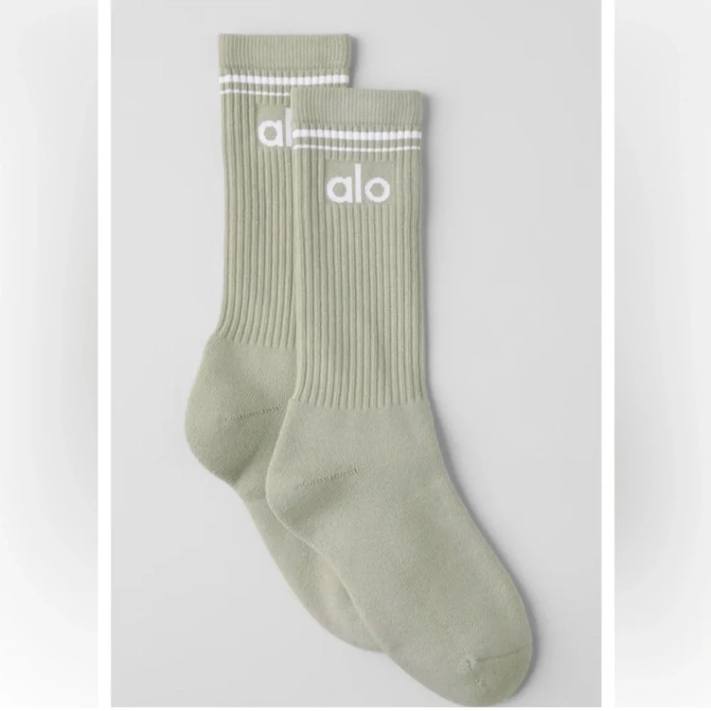 ALO Yoga Unisex Throwback Socks in Limestone & White NWT (authentic)